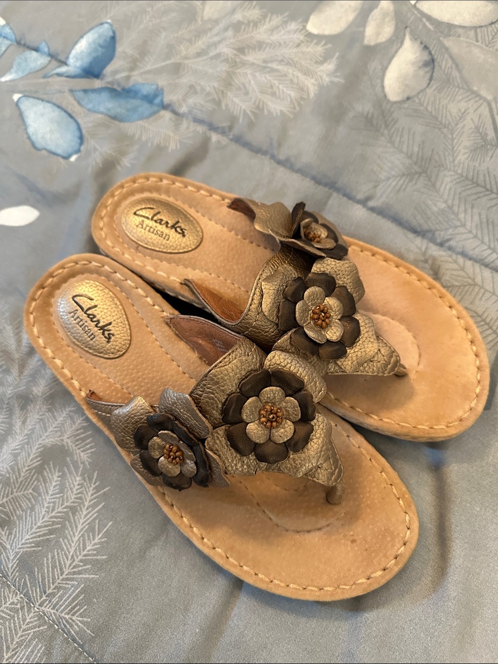 Like New/NWOT Clarks Artisan Women's Bronze Floral Leather Slide Sandals Sz 8